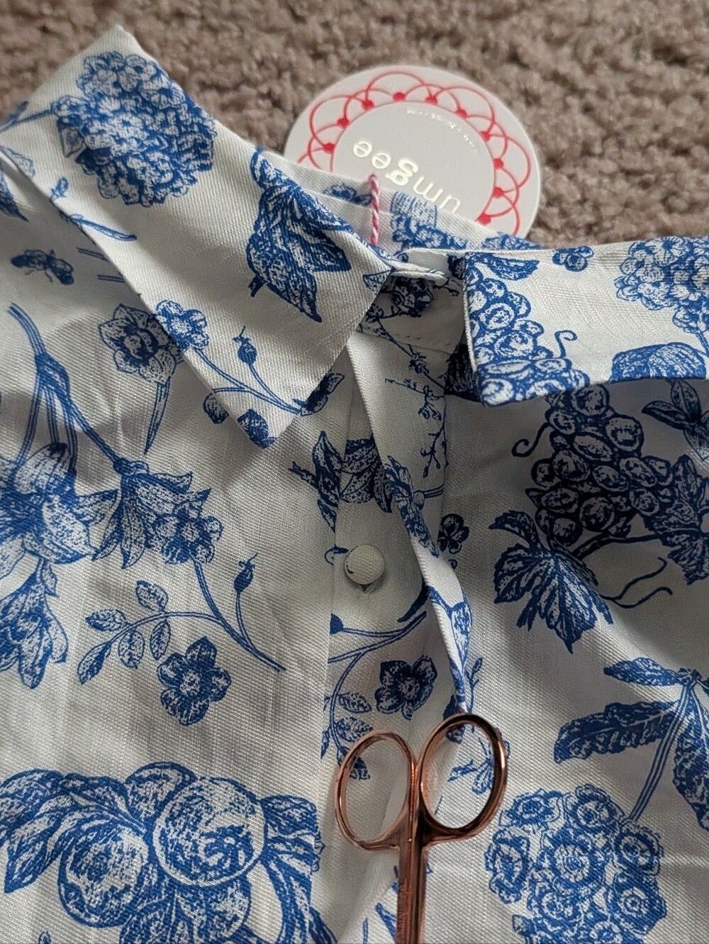 Umgee Women Royal Blue White Full Size Two Tone Floral Print Top Plus NWT Medium - Picture 9 of 12